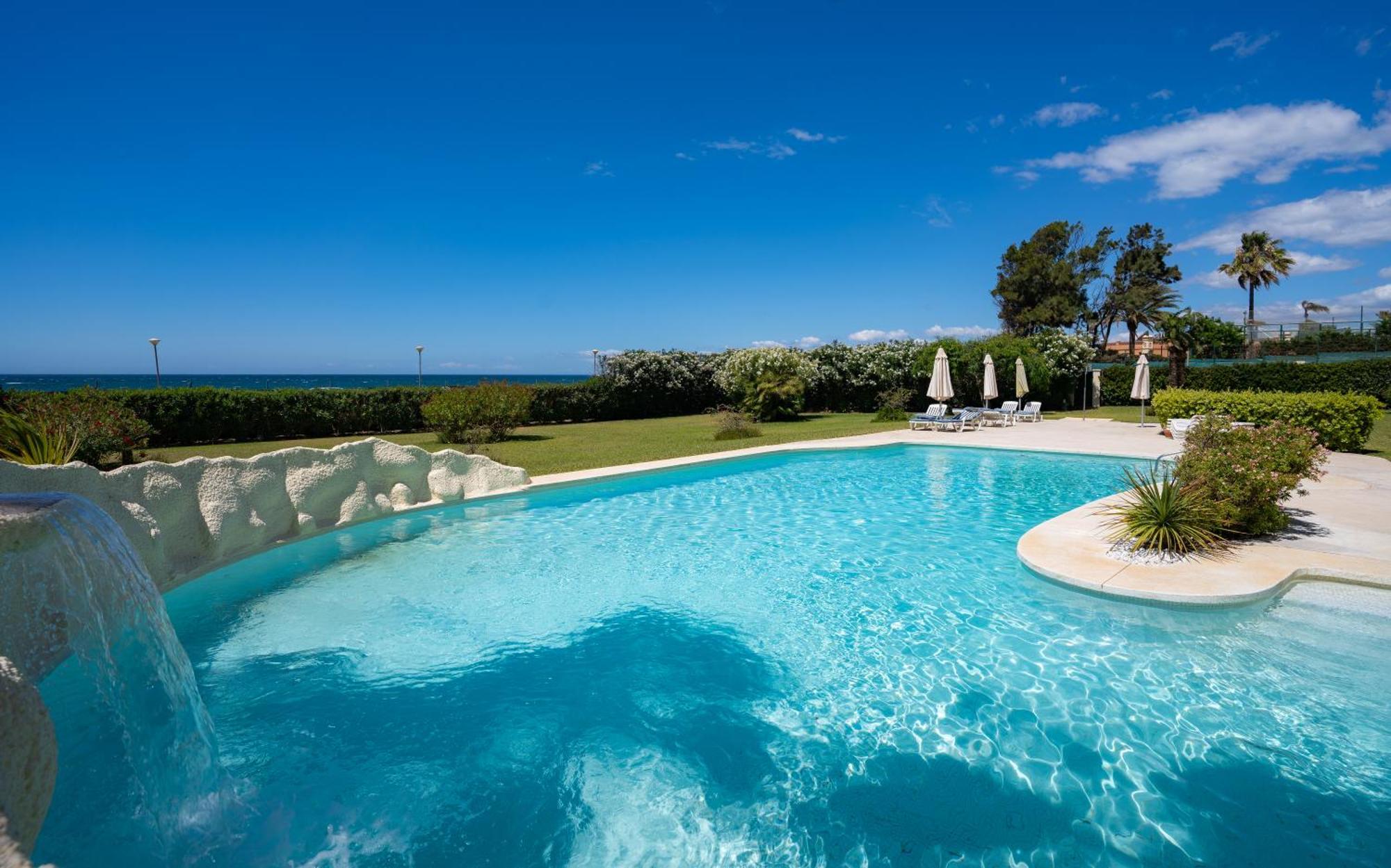 Beachfront Neptuno I, Complex,Views,Pool,Garden, Elviria Marbella Exterior photo